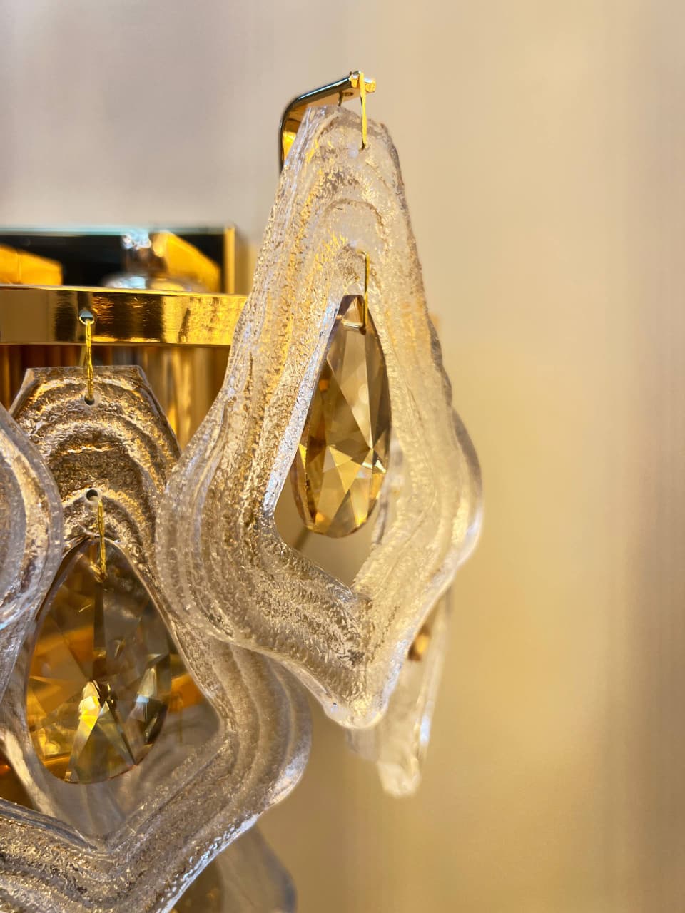 Arandela de parede Lysan com cristais, acabamento dourado, acesa, ideal para cabeceira de cama e corredor, tamanho 27cm.